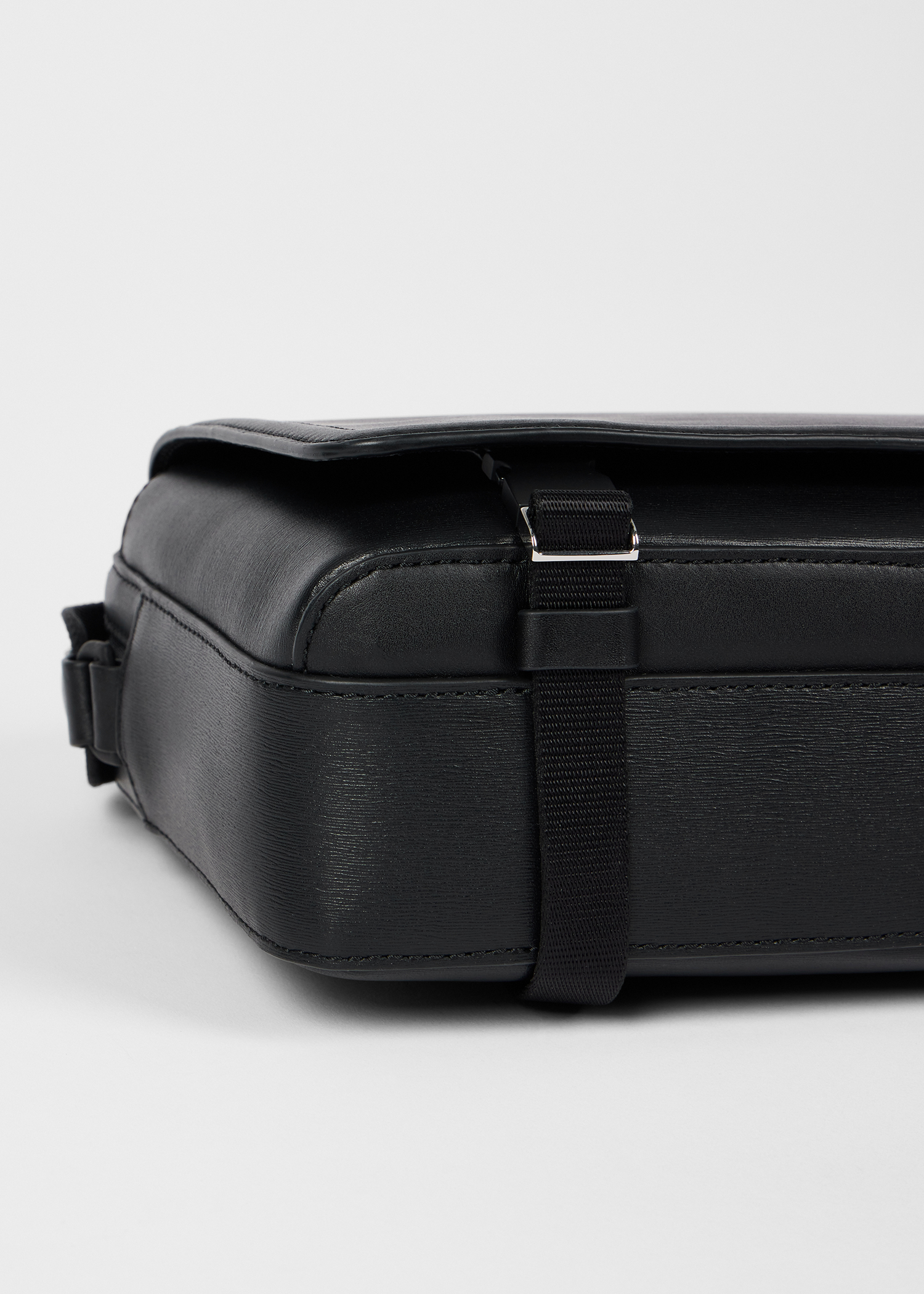 ショルダーバッグ Paul Smith SS25 MENS BAG MESSENGER (M1A 8018 BSGRAI 79) Black Straw-Grain Embossed Leather Messenger Bag